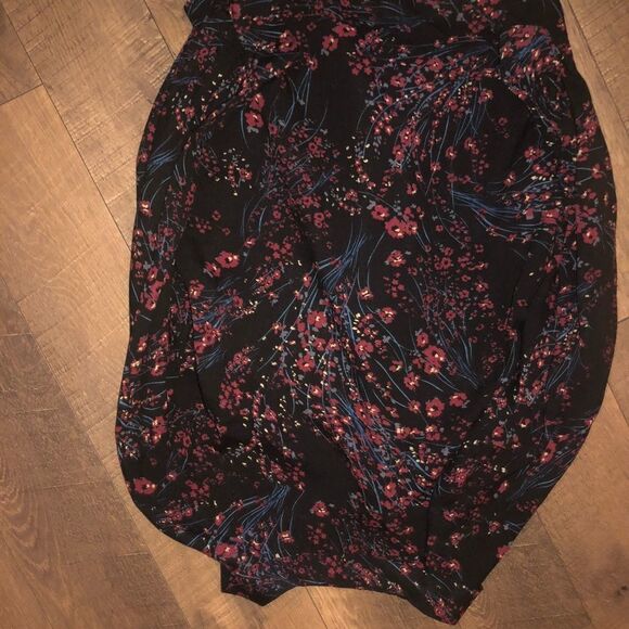Nine West shirt. Black with red flowers size S - Picture 2 of 3